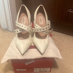 Valentino Love Latch women’s grommeted ivory leather ankle wrap pumps size 38